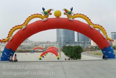 曲靖开业庆典的标配 彩虹门与道具背后的讲究